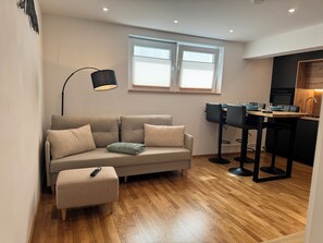 Smart TV - 1,5-room, top equipped, 4 pers., basement, parking lot, self check-in (Flintsbach am Inn)