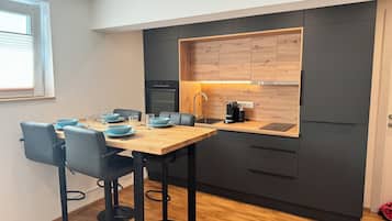 Fogão, cooktop, lava-louças, cafeteira/chaleira