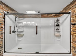 Douche, serviettes fournies, savon, papier toilette