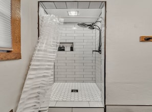 Douche, serviettes fournies, savon, papier toilette