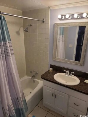 Hair dryer, towels, toilet paper - Cozy condo in charming Myrtle Beach with AC, WiFi (Myrtle Beach)