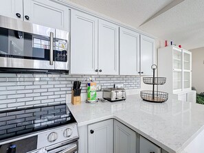 冷蔵庫、電子レンジ、オーブン、コンロ