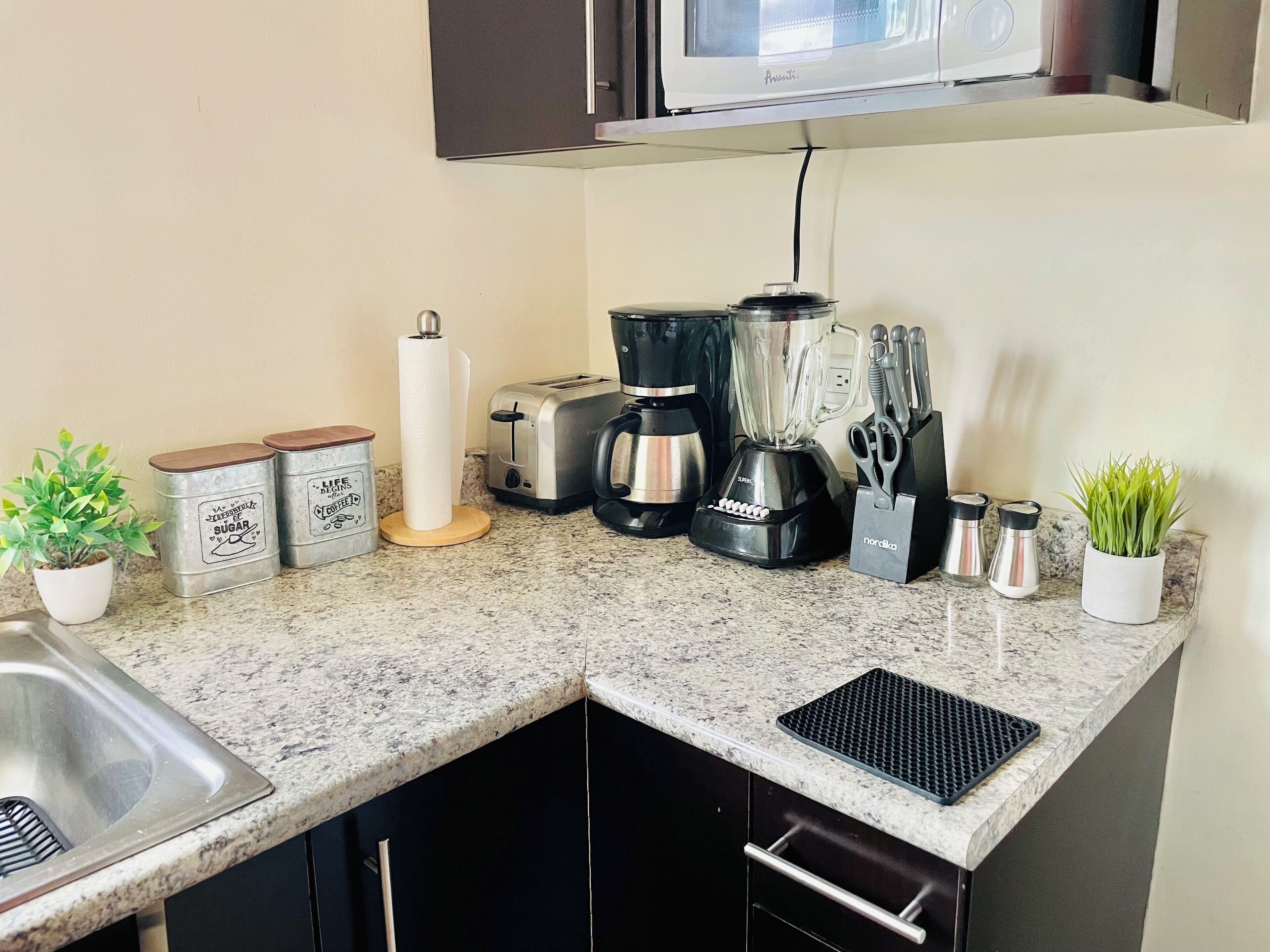 Microondas, cafetera y tetera, licuadora y utensilios de cocina 