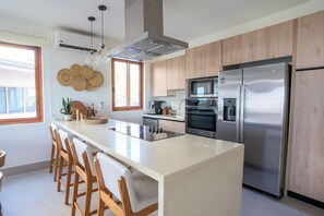 Kylskåp, mikrovågsugn, ugn och spishäll