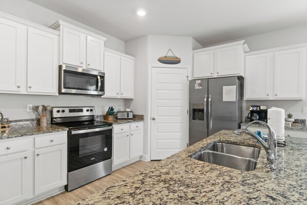 ثلاجة، ميكروويف، فرن، موقد طهي مسطح