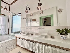 Luxe tweepersoonskamer, 1 kingsize bed, uitzicht op zee | Badkamer | Een douche, zeep, shampoo, toiletpapier