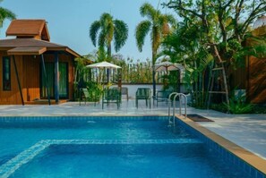 حمام سباحة خارجي