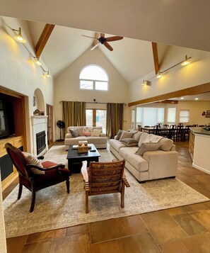 Living area - Charming Farm House Retreat! (Lakewood)