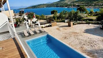 Piscina a l'aire lliure de temporada (horari: 10:00-22:00) i para-sols