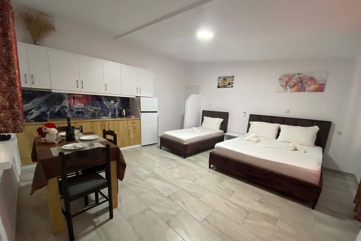 Triple Room, Sea View | Private kitchen | Fridge, stovetop, electric kettle, cookware/dishes/utensils