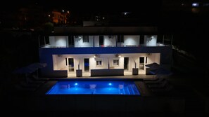 Fachada de la propiedad por la tarde o noche