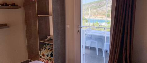 Desk, laptop workspace, free WiFi