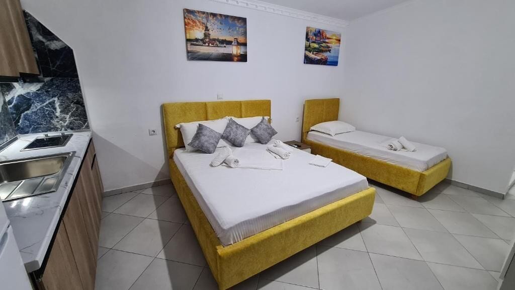 标准三人房 | 办公桌  、笔记本电脑工作区、免费 WiFi