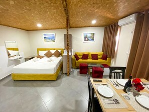 Estudio, vista al mar | Escritorio, espacio para trabajar con laptop y wifi gratis 