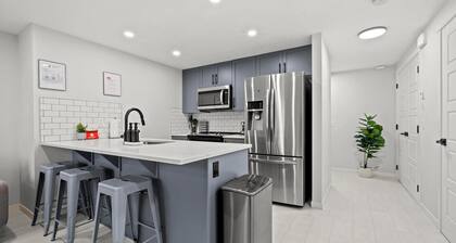 Stylish & Comfy Mountain Escape King Bed 1 Hour from Banff National Park