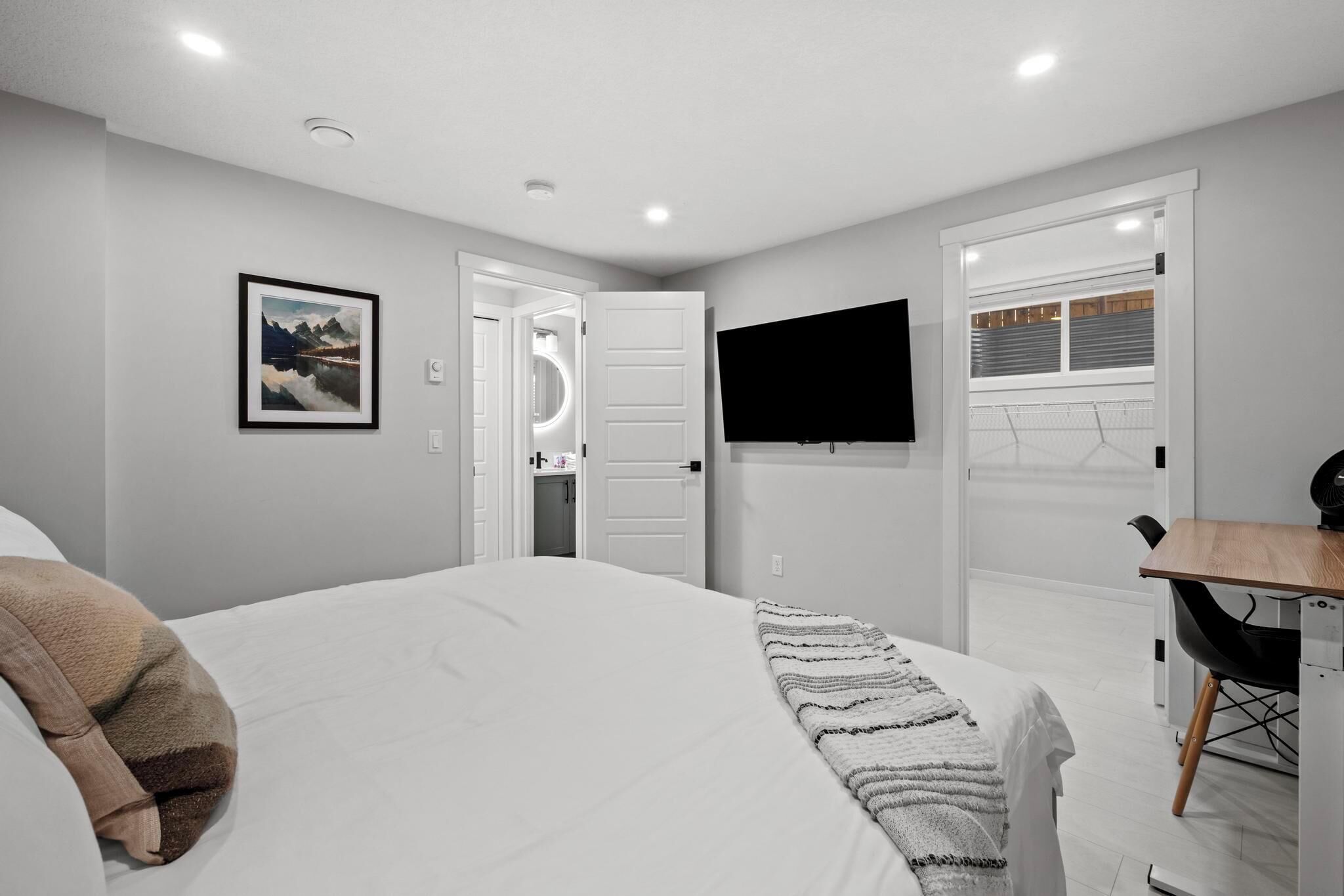 1 多间卧室、办公桌、熨斗/熨衣板、旅行婴儿床