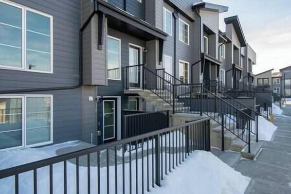 Exterior - Stylish & Comfy Mountain Escape King Bed 1 Hour from Banff  National Park (Calgary)