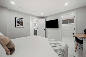 1 habitación, escritorio, tabla de planchar con plancha y cuna de viaje 