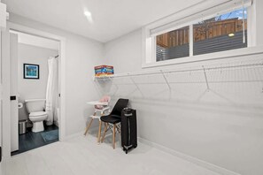 Secador de pelo, toallas, jabón, shampoo