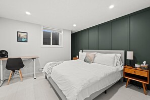 1 habitación, escritorio, tabla de planchar con plancha y cuna de viaje 