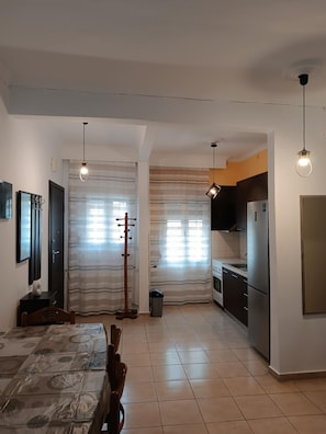 Fridge, oven, coffee/tea maker, electric kettle
