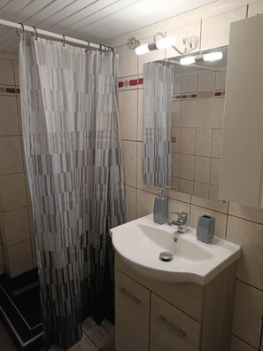 Dusche, Haartrockner, Handtücher, Seife