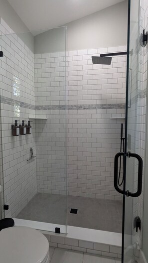 Dusch, hårtork, handdukar och tvål