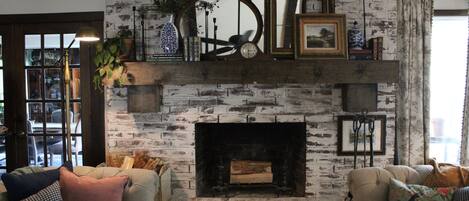 Smart TV, fireplace