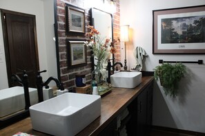 Shower, hair dryer, towels, soap - Charming 4-bedroom house in Bryan (Bryan)
