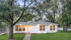 A single-story house with a front porch, a covered entryway, and a well-maintained lawn. - Cornerstone Retreat in Arlington (Arlington)