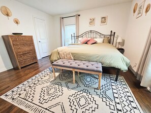 3 chambres, bureau, fer et planche à repasser, lit parapluie