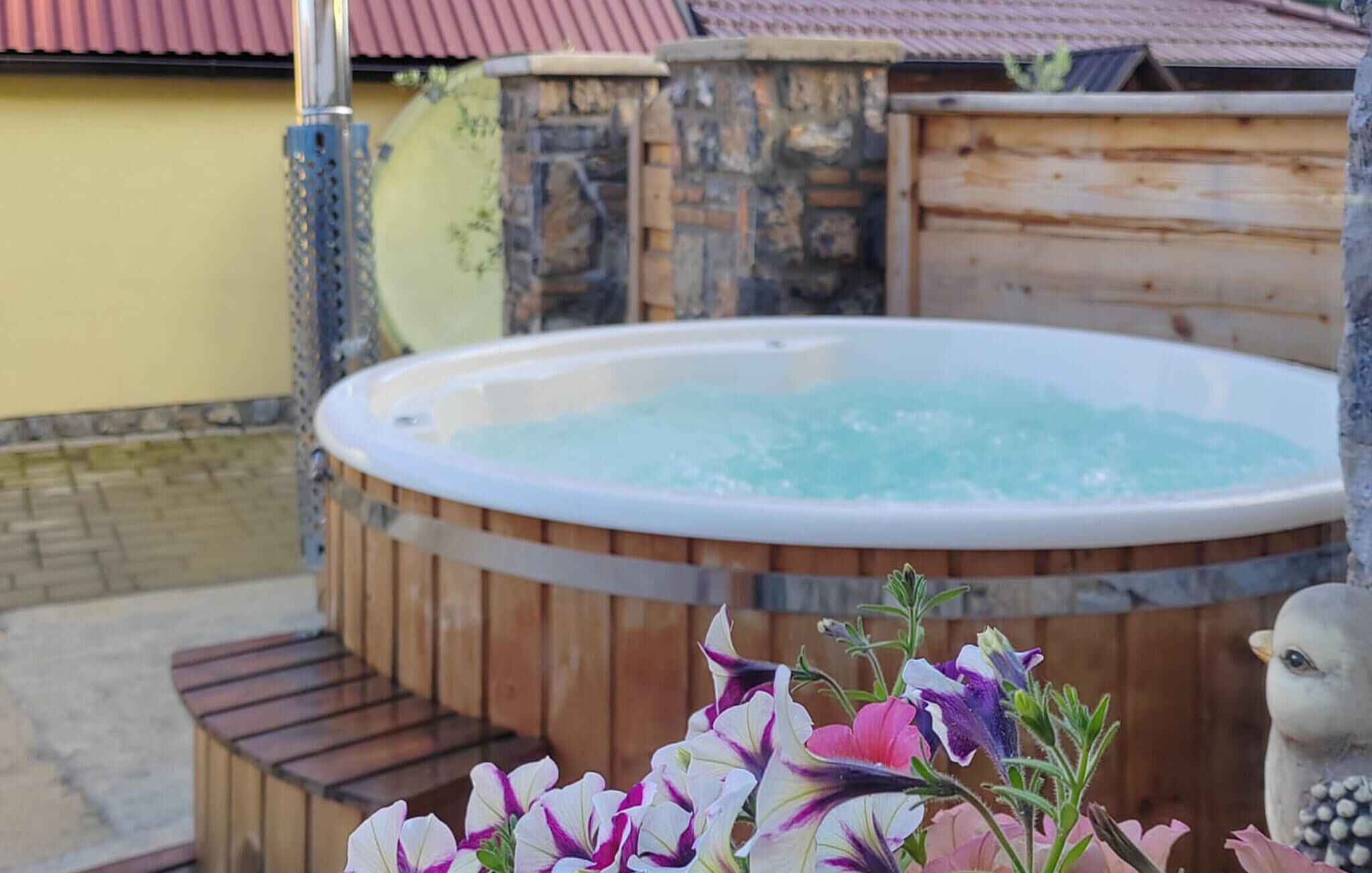 Outdoor spa tub