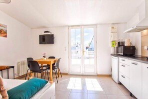 Interior - L'atypique, 150M beach terrace (Lion-sur-Mer)