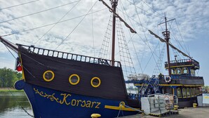 Ett stort blått och svart fartyg med namnet ”Korsarz” lade till vid en brygga.