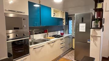 Réfrigérateur, four, plaque de cuisson