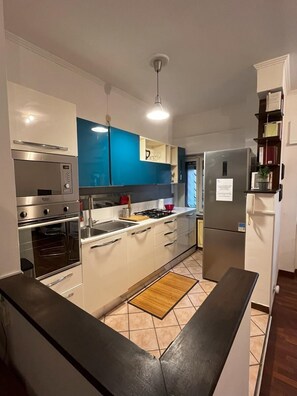 Fridge, oven, stovetop, cookware/dishes/utensils