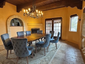 Dining - House in very close proximity to SF mountains where you can see the forest areas in great detail, 4 min drive to downtown SF plaza for great New Mexican food. Popular activities in SF is hiking , mountain biking in the summer, skiing & snowboarding. (Santa Fe)