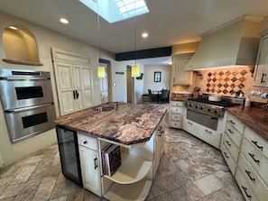 Fridge, oven, stovetop, dishwasher - House in very close proximity to SF mountains where you can see the forest areas in great detail, 4 min drive to downtown SF plaza for great New Mexican food. Popular activities in SF is hiking , mountain biking in the summer, skiing & snowboarding. (Santa Fe)