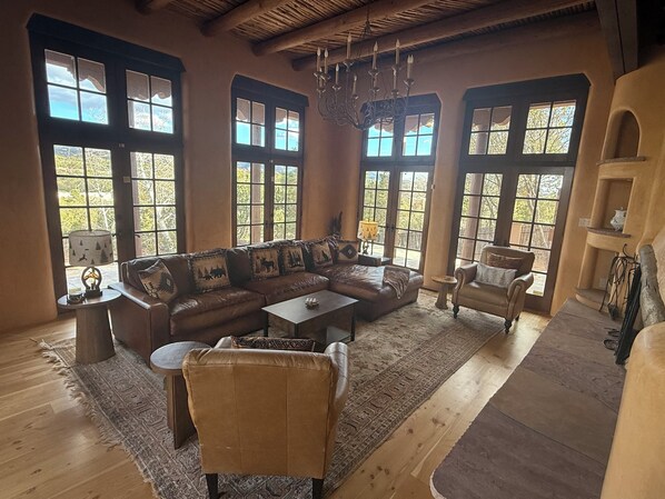 TV connectée, cheminée, livres