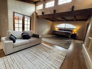 Smart TV, fireplace, books - House in very close proximity to SF mountains where you can see the forest areas in great detail, 4 min drive to downtown SF plaza for great New Mexican food. Popular activities in SF is hiking , mountain biking in the summer, skiing & snowboarding. (Santa Fe)