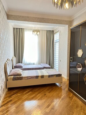2 Schlafzimmer, Schreibtisch, Bügeleisen/Bügelbrett, Reisekinderbett