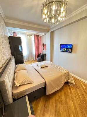 2 bedrooms, desk, iron/ironing board, travel crib