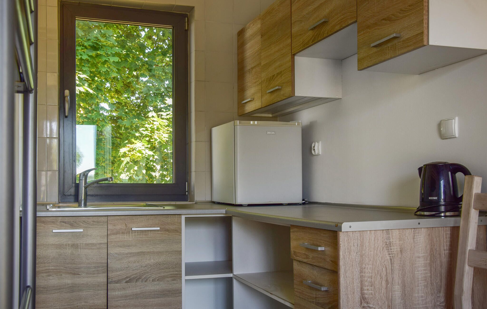 Wasserkocher mit Kaffee-/Teezubehör, Kühlschrank, Herdplatte