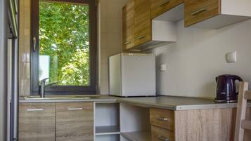 Wasserkocher mit Kaffee-/Teezubehör, Kühlschrank, Herdplatte