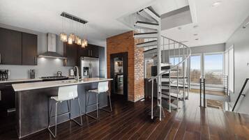 Geladeira, micro-ondas, fogão, cooktop