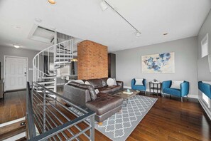 テレビ、書斎 / ワークスペース