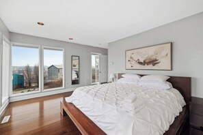 2 室のベッドルーム、デスク、アイロン / アイロン台、旅行用ベビーベッド