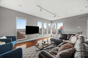 TV, offices - Spectacular Skyline Views - Luxury 2 Bedroom (Pittsburgh)