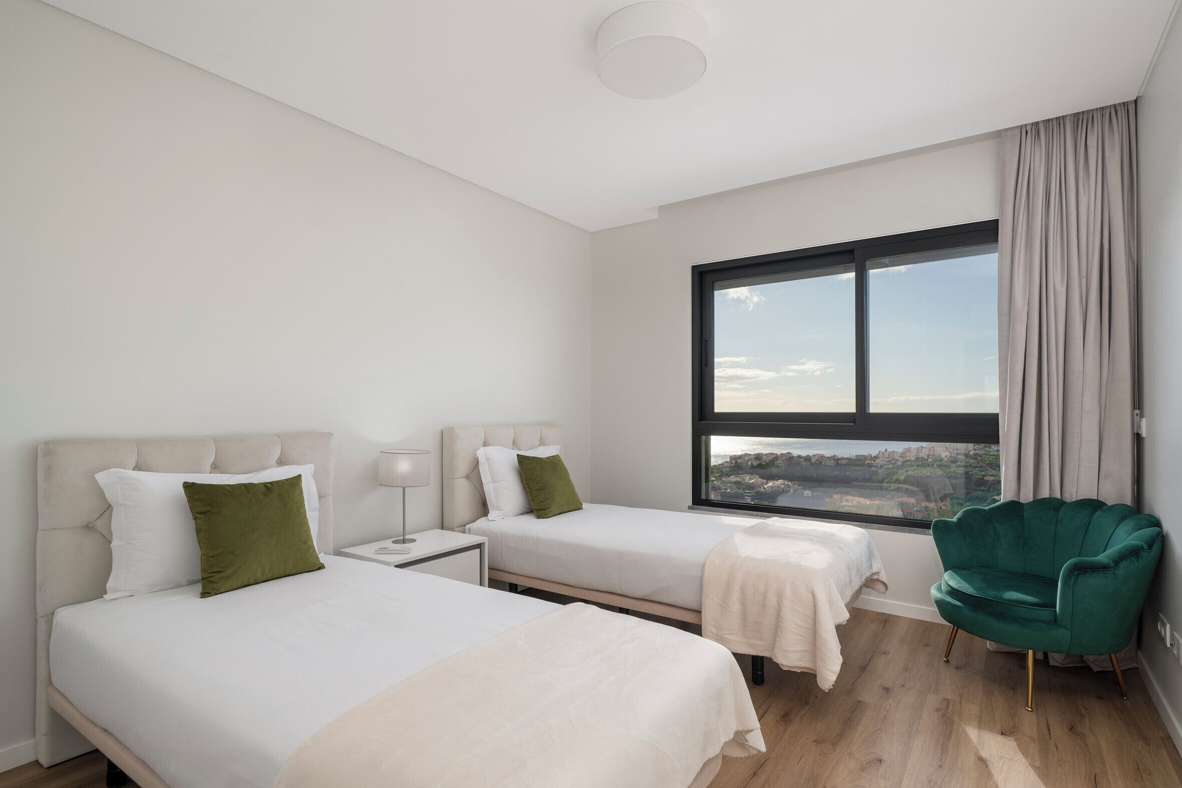3 habitaciones, tabla de planchar con plancha, wifi y ropa de cama 