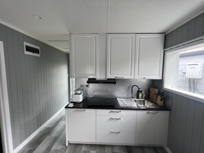 Een koelkast, een microgolfoven, een oven, een kookplaat